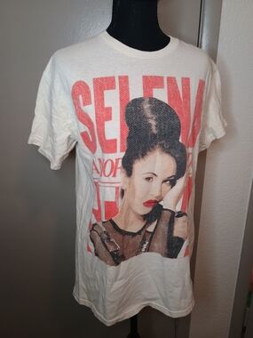 Selena Graphic Short Sleeve Tee in White & Red